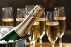 Pour savoir comment ouvrir une bouteille de champagne suivez nos conseils et astuces et devenez un pro de l'ouverture de bouteille de champagne !